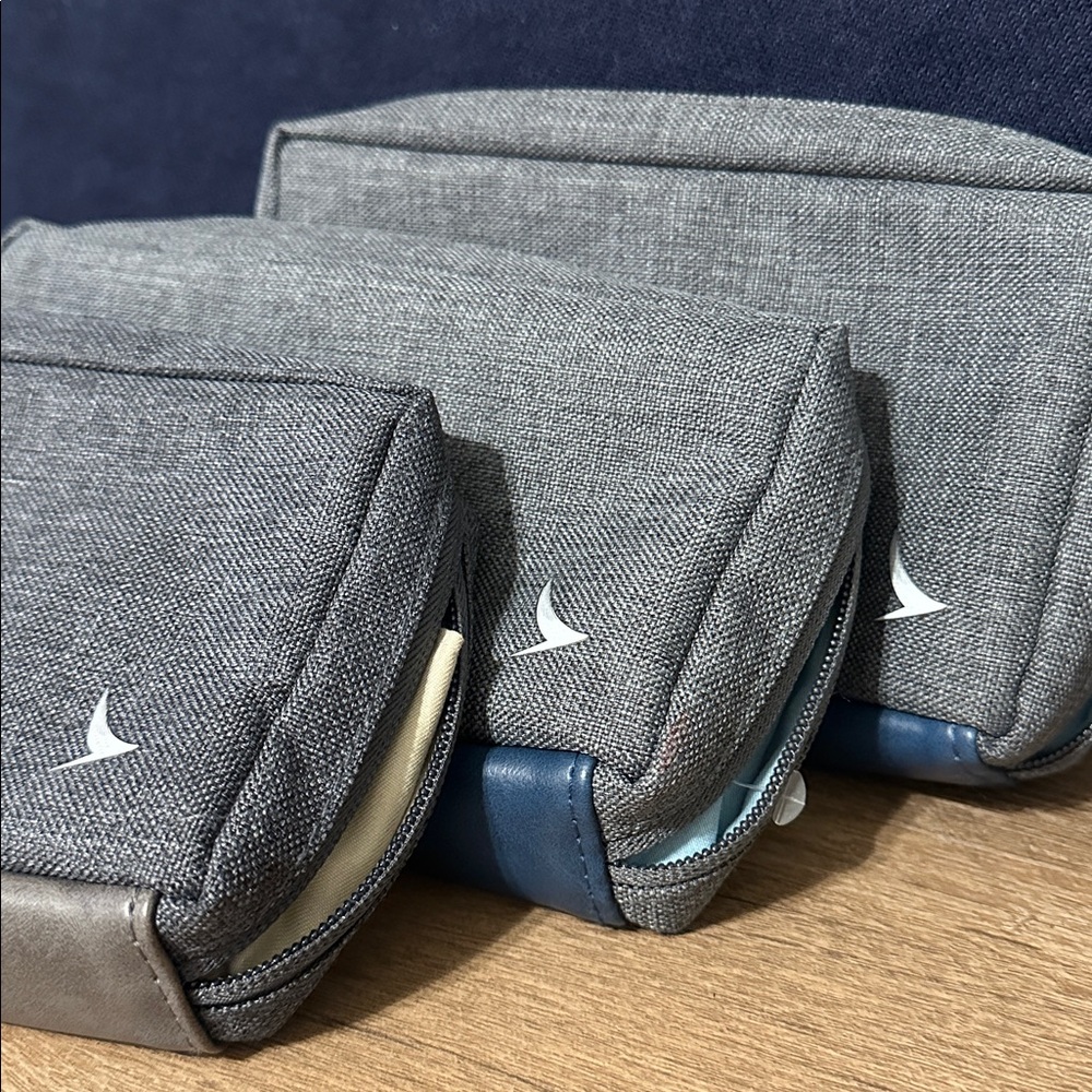 3 Cathay Pacific amenity kit bags - Picture 7 of 7